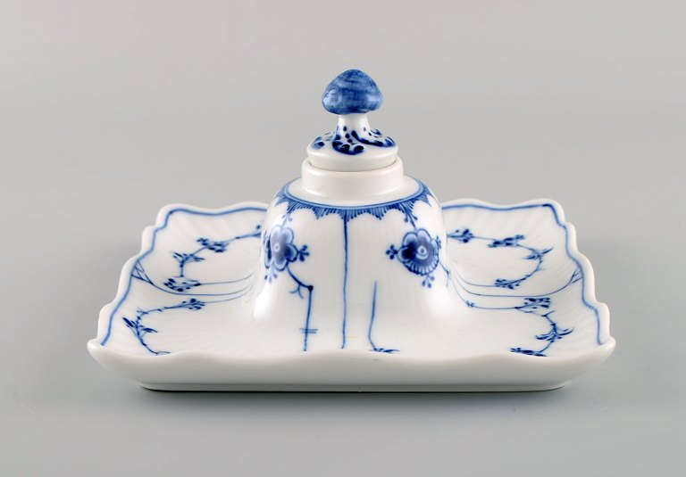 Rare and antique Royal Copenhagen Blue Fluted Plain ink well. Model number 
1/475. Dated 1889 - 1922.
