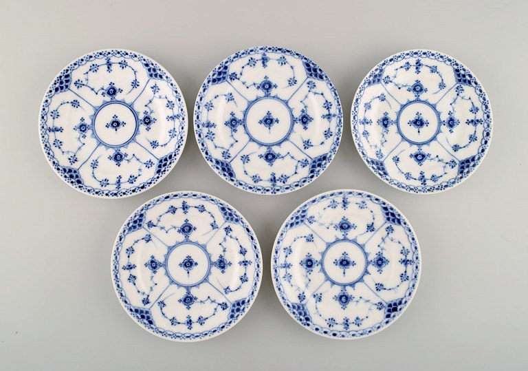 Fem antikke Royal Copenhagen Musselmalet Halvblonde kagetallerkener. Modelnummer 
1/653. Dateret 1889 - 1922.
