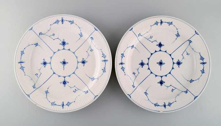 Two antique Royal Copenhagen Blue Fluted Plain serving dishes. Early 19th 
century.
