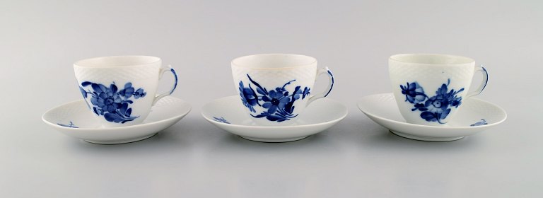 Tre Royal Copenhagen Blå Blomst Flettet kaffekopper med underkopper. 1950