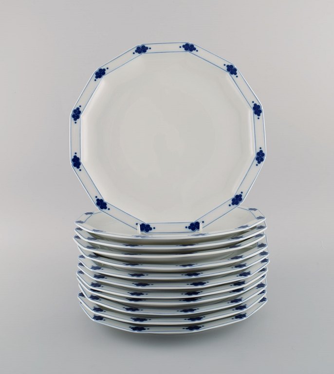 Tapio Wirkkala for Rosenthal. Twelve Corinth dinner plates in blue-painted 
porcelain. Modernist Finnish design. Dated 1979-80.
