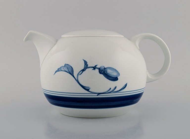 Bing & Grøndahl Corinth teapot. Model number 656. 1960s.
