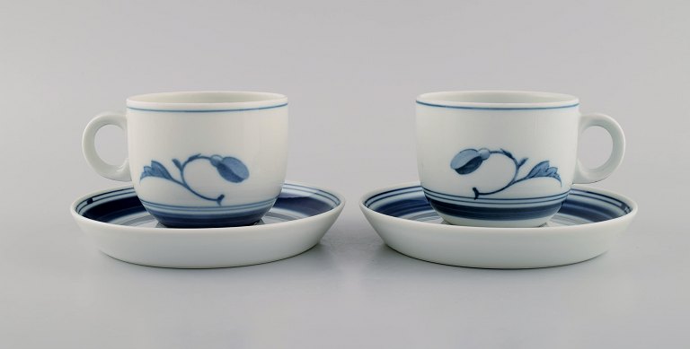 To Bing & Grøndahl Korinth kaffekopper med underkopper. Modelnummer 305. 
1960