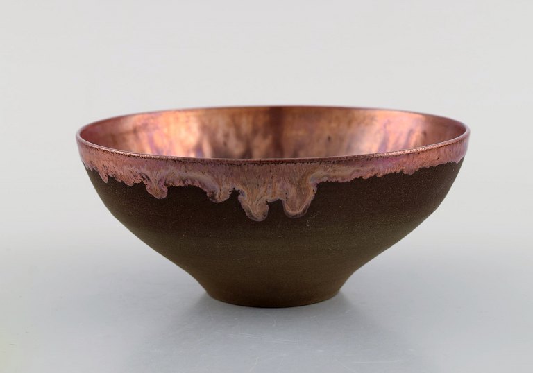 Sven Hofverberg (1923-1998) Swedish ceramicist. Unique bowl in glazed ceramics. 
Beautiful metallic glaze. 1980s.
