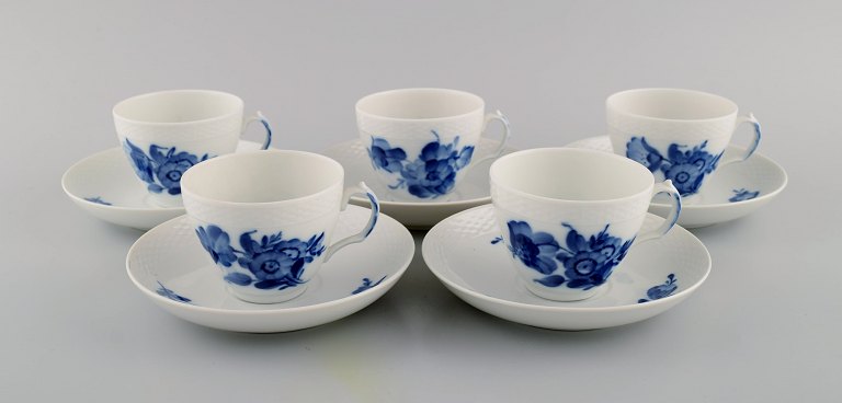 Fem Royal Copenhagen Blå Blomst Flettet kaffekopper med underkopper. Midt 
1900-tallet. Modelnummer 10/8040.
