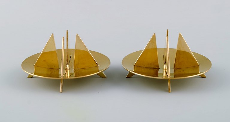 Pierre Forsell (1925-2004) for Skultuna. A pair of sculptural candlesticks in 
brass. Model 20. Swedish design, 1960s.
