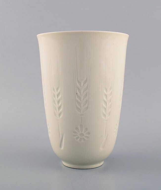 Royal Copenhagen blanc de chine vase med blomster og kornaks i relief. 
Modelnummer 4162. Dateret 1975-79.
