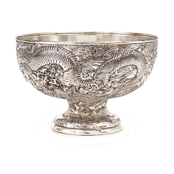 A large plated champagne cooler. China circa 1900. H: 18,5cm. D: 28cm