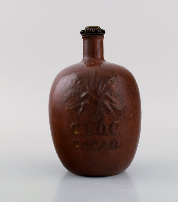 Arne Bang (1901-1983), Denmark. Jug with stopper in glazed ceramics. Beautiful 
glaze in reddish brown shades. 1940s / 50s.
