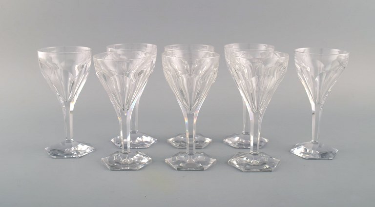 Val St. Lambert, Belgium. Eight Legagneux white wine glasses in clear 
mouth-blown crystal glass. Mid-20th century.
