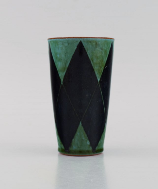 Dansk studiokeramiker. Unika vase i glaseret stentøj. Ternet mønster i sorte og 
grønne nuancer. Sent 1900-tallet.
