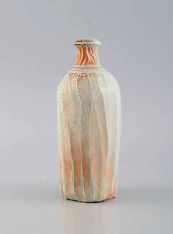 Dansk studiokeramiker. Unika vase i glaseret stentøj. Smuk glasur i lyse og 
orange nuancer. Sent 1900-tallet.
