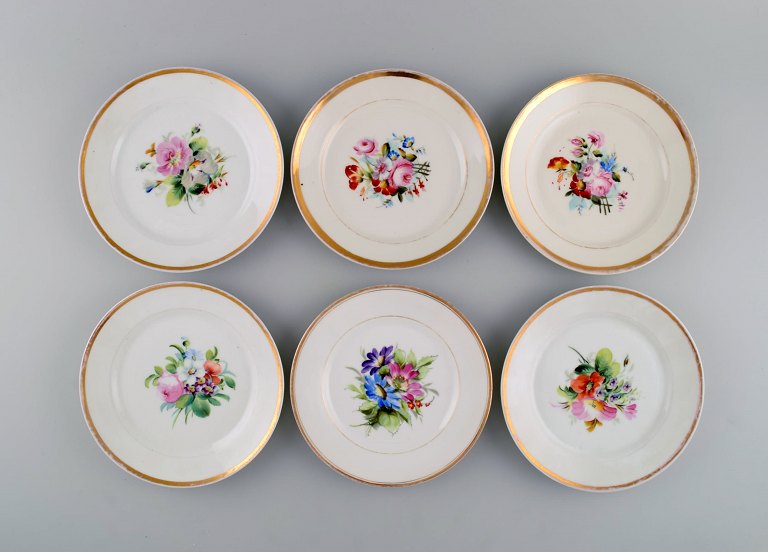 Six antique Bing & Grøndahl plates in porcelain with hand-painted flowers and a 
gold edge. Late 19th century.
