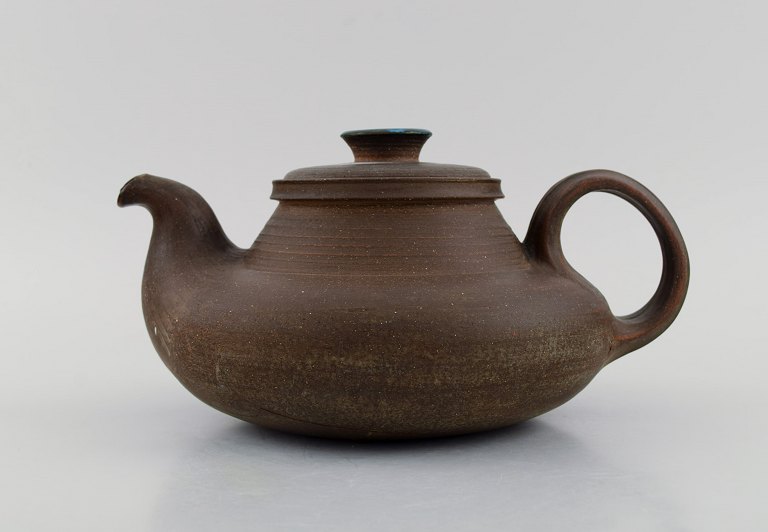 Nils Kähler (1906-1979) for Kähler. Ceramic teapot with blue glazed lid knob. 
1960s.
