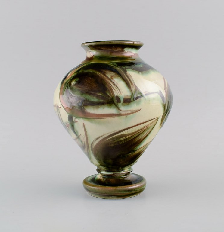 Kähler, HAK. Vase i glaseret keramik. Blomster på cremefarvet baggrund. Moderne 
design, 1930/40