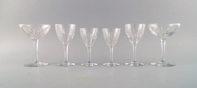 Baccarat, Frankrig. Seks glas i klart mundblæst krystalglas. Midt 1900-tallet.
