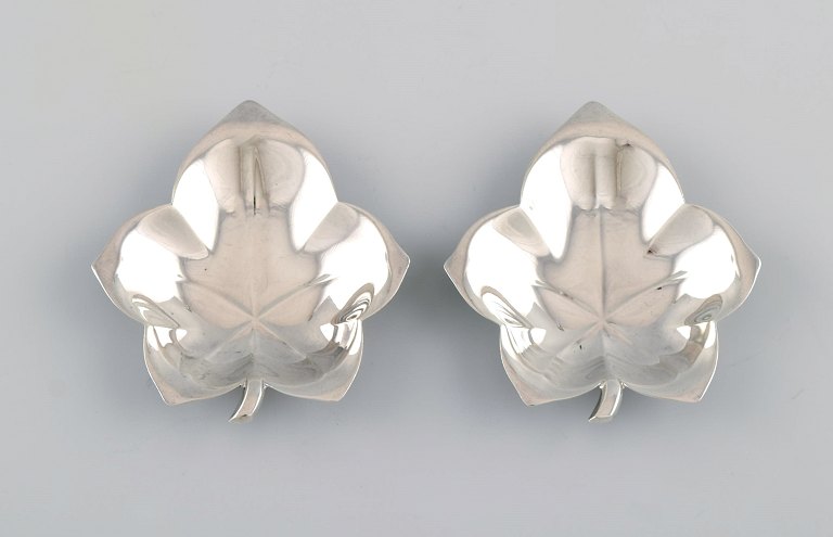 Tiffany & Company, New York. Two leaf-shaped bowls in sterling silver. Early 
20th century.
