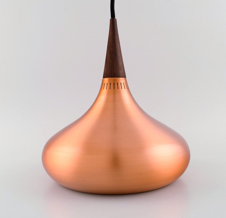 Orient pendant lamp in copper and rosewood. Late 20th century.
Designed by Jo hammerborg in 1963.