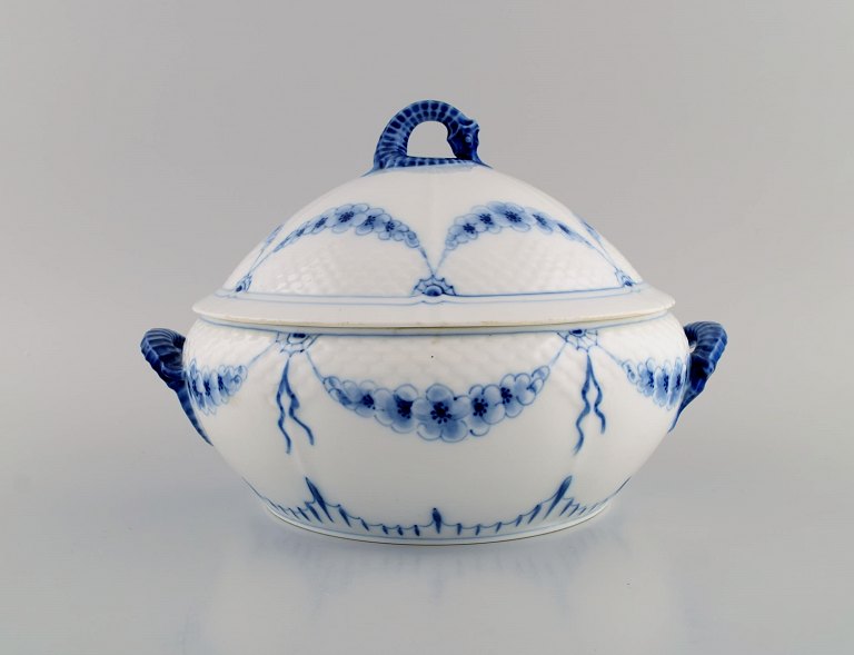 Antik Bing & Grøndahl empire lågterrin i håndmalet porcelæn. Låg og hanke 
modeleret som søheste. Sent 1800-tallet.
