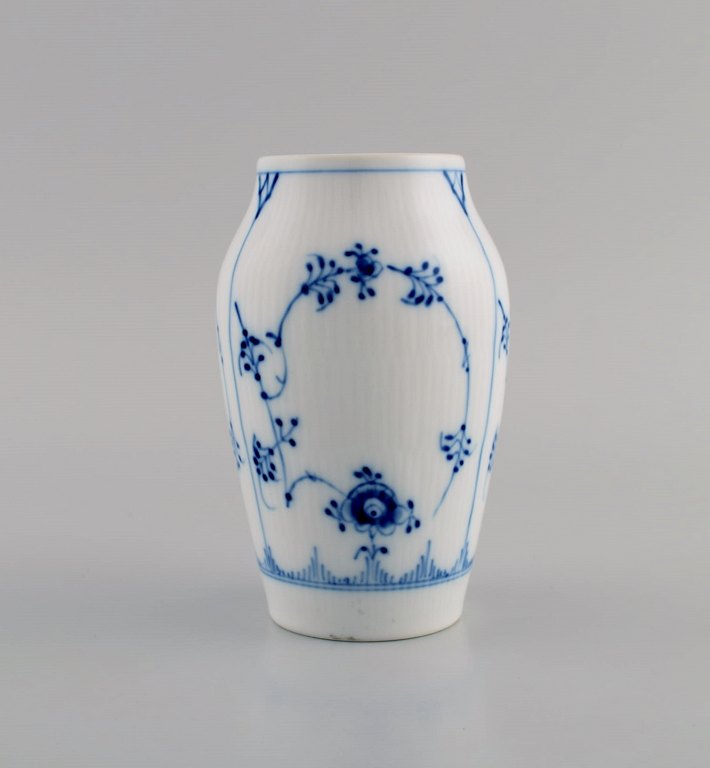 Royal Copenhagen Musselmalet Riflet vase. Modelnummer 1/384. 
