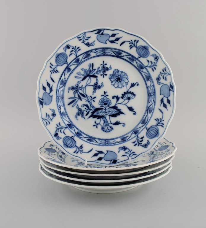 Five antique Meissen Blue Onion dinner plates in hand-painted porcelain. Late 
19th century.
