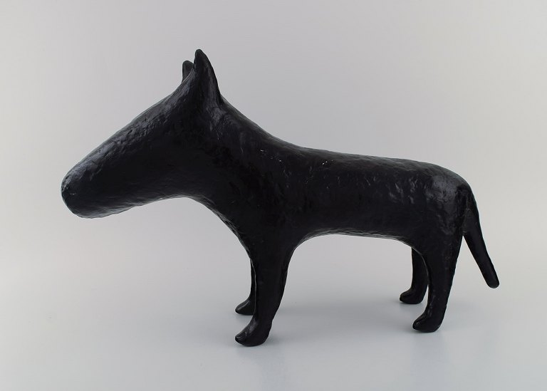 Ubekendt fransk designer. Stor skulptur i sortglaseret stentøj. Engelsk 
bullterrier. Sent 1900-tallet.
