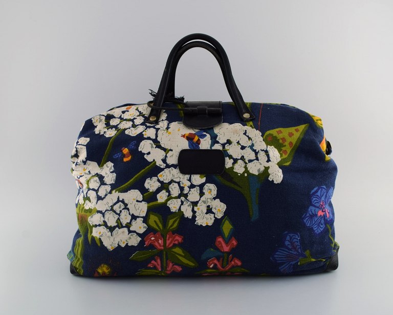 Josef Frank for Svenskt Tenn. Farvestrålende taske med blomstermotiver. Hanke og 
lås i læder og træ. Sent 1900-tallet. 
