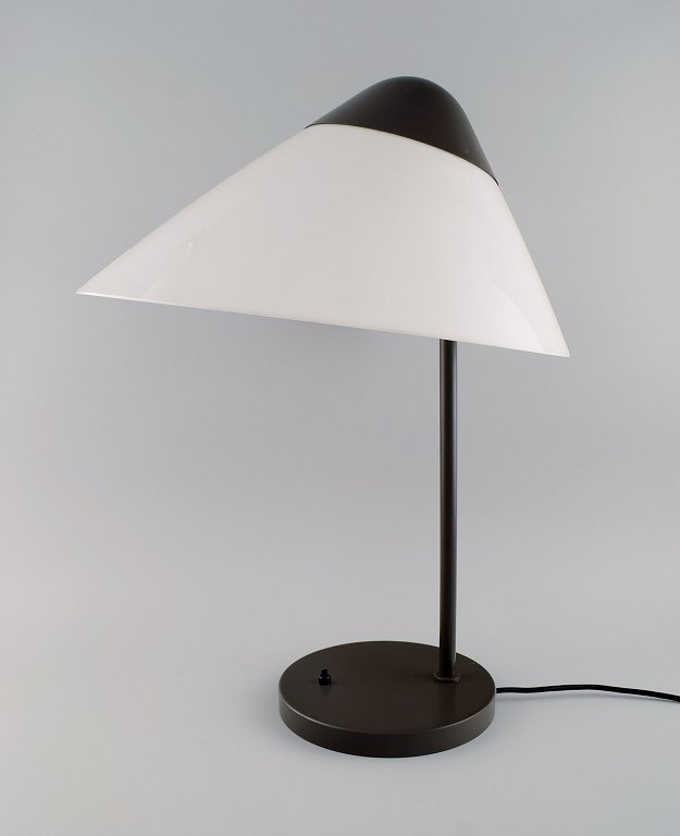 Hans J. Wegner. Opala bordlampe i lakeret aluminium og opalglas. Stor model. 
Sent 1900-tallet.
