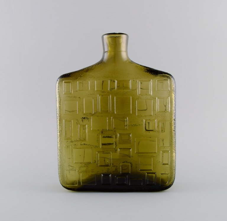 Italiensk glaskunst. Vase i mundblæst kunstglas med mønster af firkantede 
felter. 1970