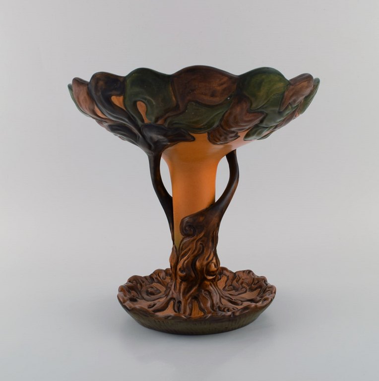 Ipsens Enke, Danmark. Stor og sjælden skønvirke opsats i glaseret keramik formet 
som et træ. 1920