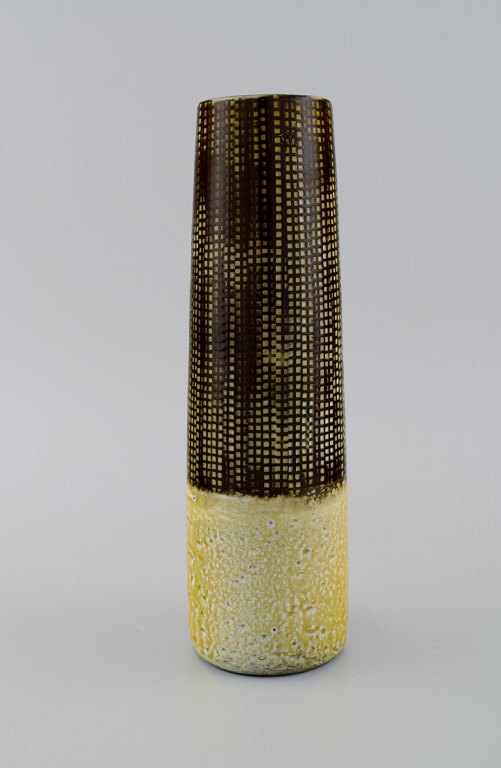 Ingrid Atterberg (1920-2008) for Upsala-Ekeby. Yondel vase in glazed stoneware. 
Split glaze in brown and mustard yellow shades. Approx. 1960.
