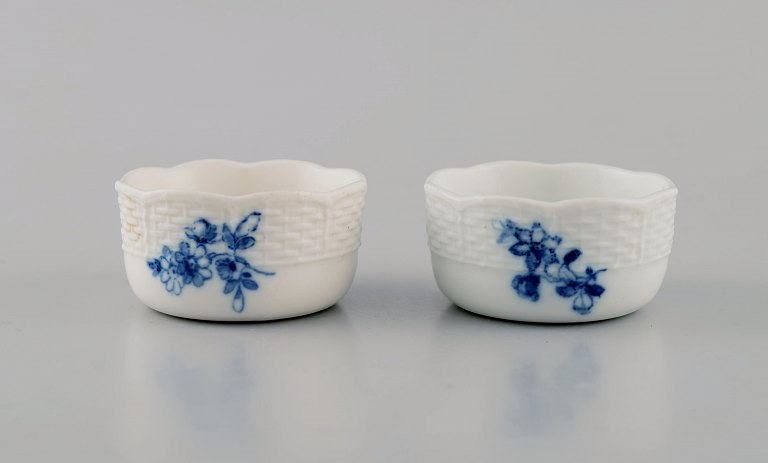 To antikke Meissen saltkar i håndmalet porcelæn. Blå blomster og sommerfugle. 
Sent 1800-tallet. 
