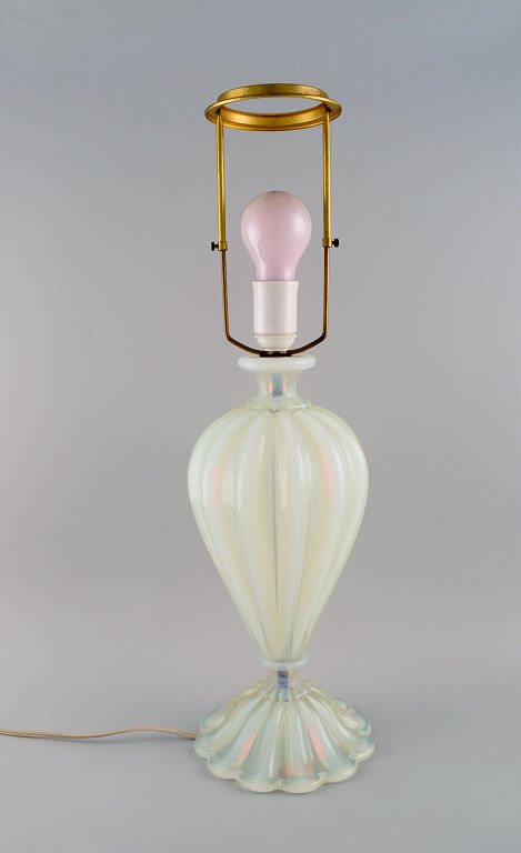 Barovier and Toso, Venice. Large table lamp in mouth blown art glass. Classic 
Italian design. 1960s.

