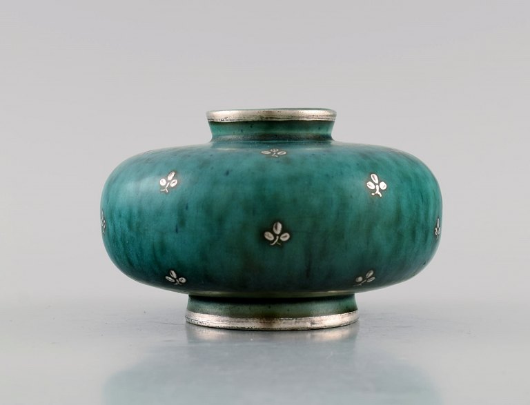 Wilhelm Kåge (1889-1960) for Gustavsberg. Argenta art deco vase in glazed 
ceramics. Beautiful glaze in shades of green with silver inlay in the form of 
leaves. Mid 20th century.
