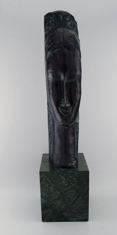 Amedeo Clemente Modigliani (1884–1920) d´après. "Tête de jeune femme". Stor 
bronzeskulptur i massiv bronze på grøn marmorsokkel. Bronzestøberi: Ebano, 
Spanien. Limited edition 38/48. Tung bronzeskulptur i høj kvalitet. Sent 
1900-tallet.
