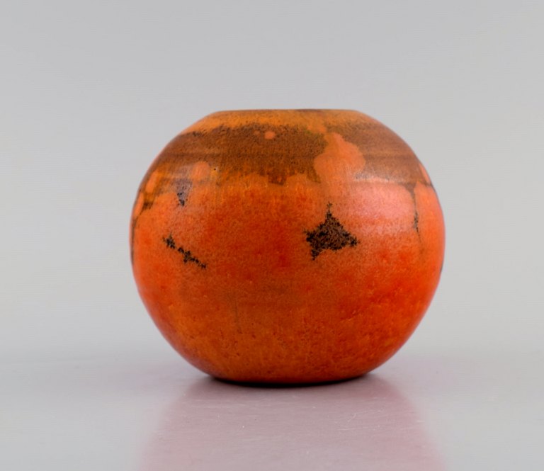 Pieter Groeneveldt (1889-1982), Dutch ceramicist. Round unique vase in glazed 
ceramics. Beautiful glaze in orange shades. Mid-20th century.
