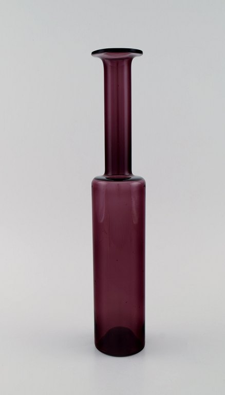 Nanny Still (1926-2009) for Riihimäen Lasi. Vase i lilla mundblæst kunstglas. 
Finsk design, 1960