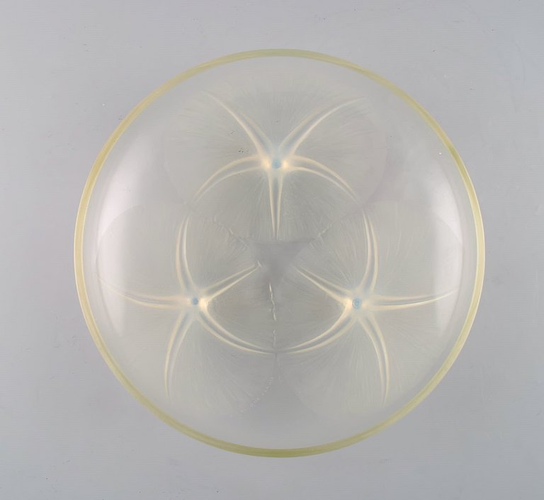 Early René Lalique Volubilis bowl in clear and frosted mouth blown art glass on 
three feet. 1920s.
