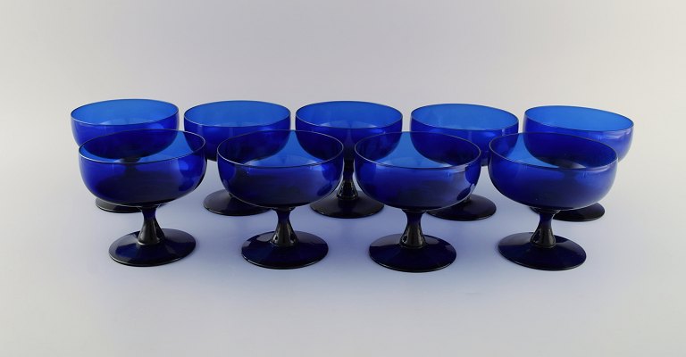 Monica Bratt for Reijmyre. 9 glasses in blue mouth blown art glass. Swedish 
design, mid 20th century.
