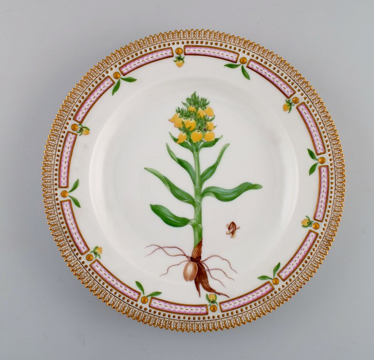 Royal Copenhagen Flora Danica middagstallerken i håndmalet porcelæn med blomster 
og gulddekoration. Modelnummer 20/3549.  

