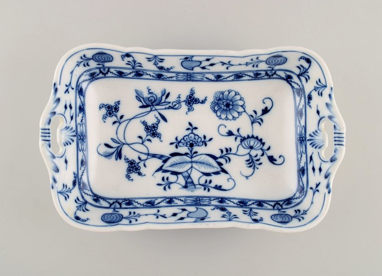 Antik Stadt Meissen Løgmønstret serveringsbakke i håndmalet porcelæn. Tidligt 
1900-tallet.
