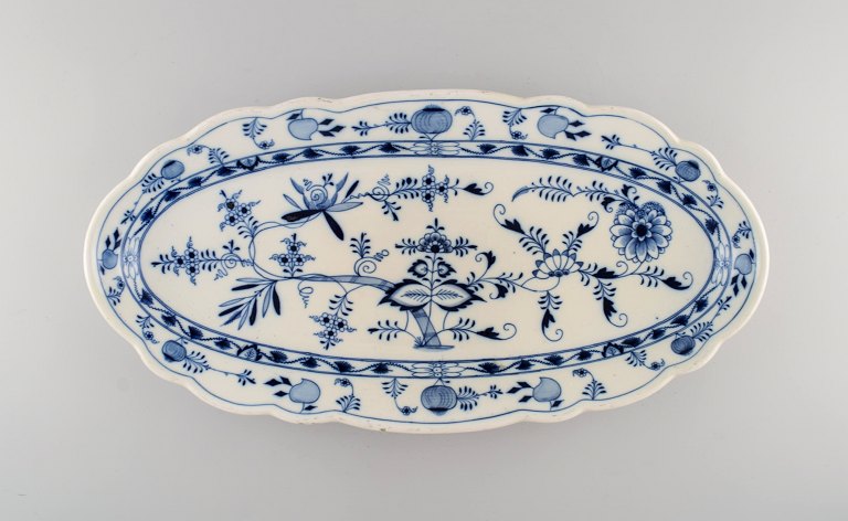 Large Stadt Meissen Blue Onion fish dish in hand-painted porcelain. Early 20th 
century.
