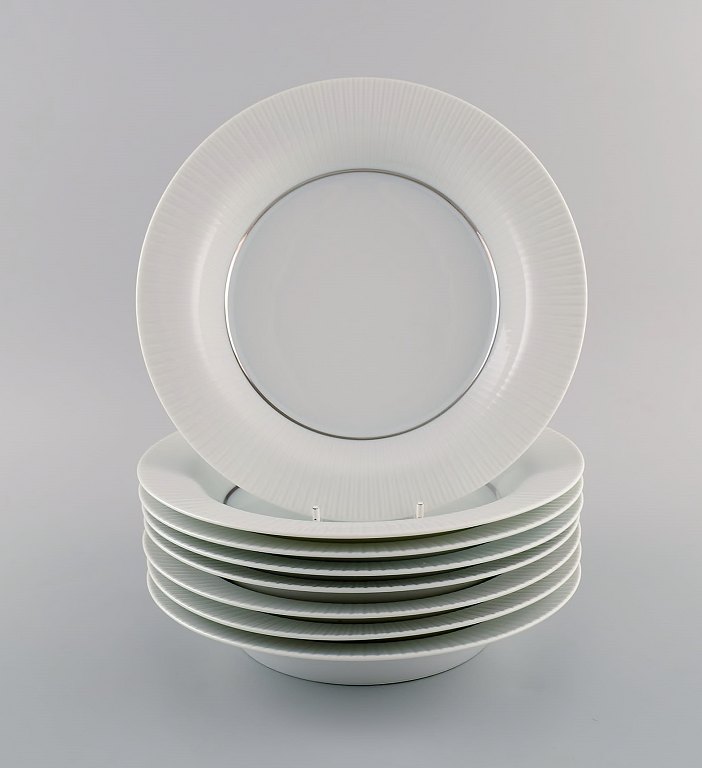 Tapio Wirkkala for Rosenthal. Otte sjældne Modulation dybe tallerkener i 
porcelæn med riflet kant. Platinum Detail. Klassisk og tidsløst design. 
1960