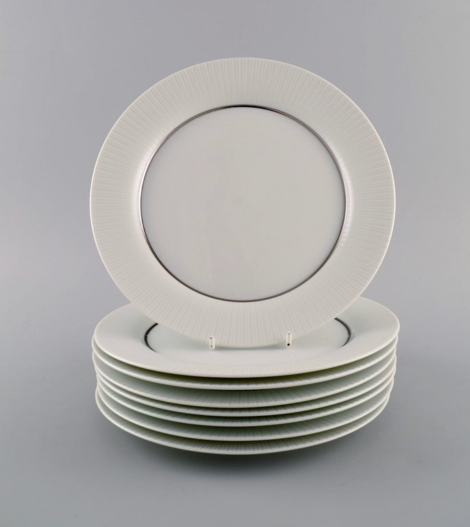 Tapio Wirkkala for Rosenthal. Otte sjældne Modulation frokosttallerkener i 
porcelæn med riflet kant. Platinum Detail. Klassisk og tidsløst design. 
1960