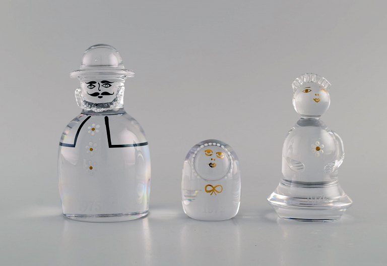 Kosta Boda, Sweden. Three art glass figures with engraved and hand-painted 
decoration. "The family". 1970s.
