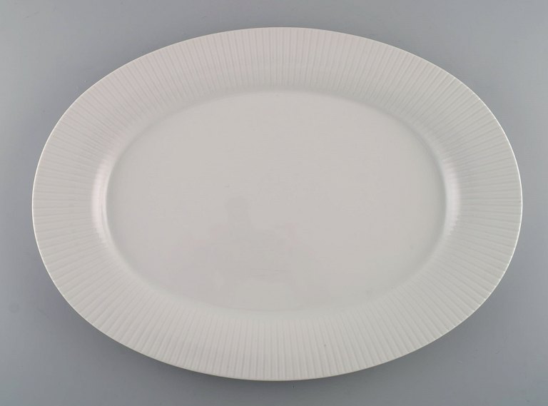 Tapio Wirkkala for Rosenthal. Rare Modulation serving dish in fluted porcelain. 
Classic and timeless design. 1960s.
