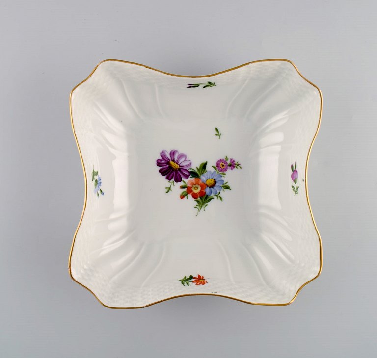 Royal Copenhagen Saksisk Blomst skål i håndmalet porcelæn med blomster og 
gulddekoration. Modelnummer 493/1522. Dateret 1942.
