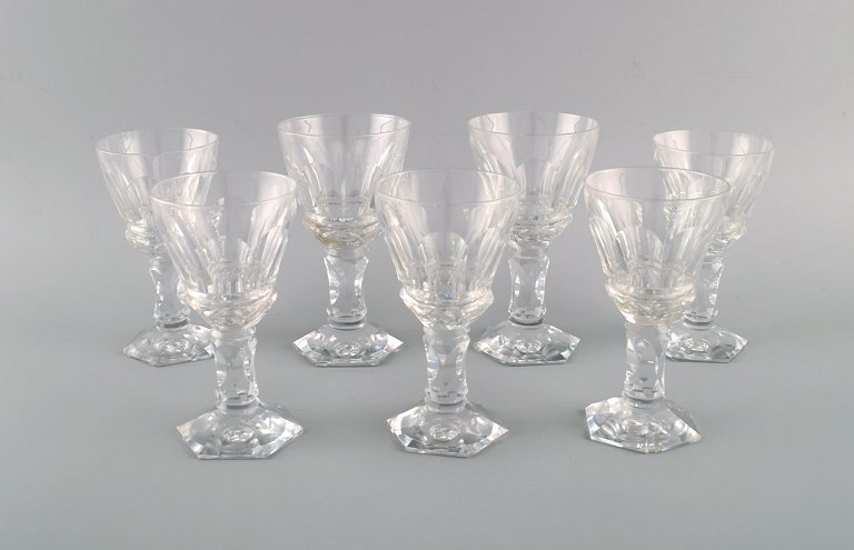 Baccarat, Frankrig. Syv art deco hvidvinsglas i klart mundblæst krystalglas. 
1930