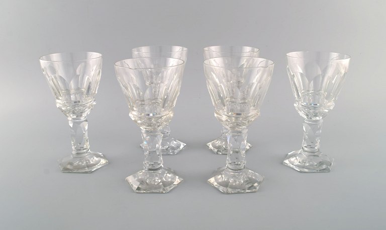 Baccarat, Frankrig. Seks art deco rødvinsglas i klart mundblæst krystalglas. 
1930