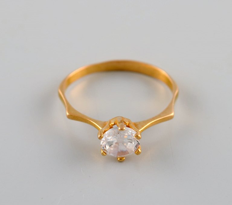 Skandinavisk guldsmed. Vintage ring i 21 karat guld prydet med brilliant. 
1920/30